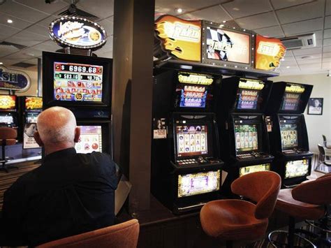 Pub owners urge cashless gaming trials .